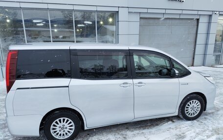 Toyota Noah III, 2016 год, 2 050 000 рублей, 6 фотография