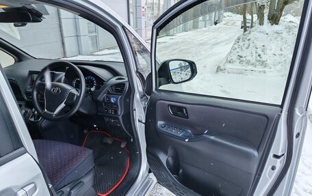 Toyota Noah III, 2016 год, 2 050 000 рублей, 8 фотография