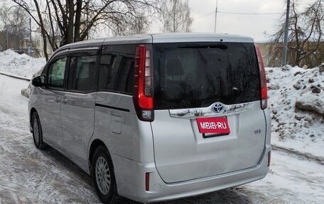 Toyota Noah III, 2016 год, 2 050 000 рублей, 4 фотография