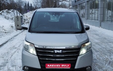 Toyota Noah III, 2016 год, 2 050 000 рублей, 7 фотография