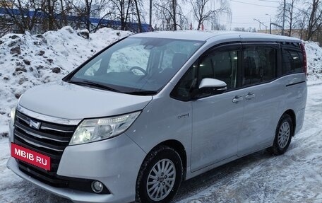 Toyota Noah III, 2016 год, 2 050 000 рублей, 2 фотография