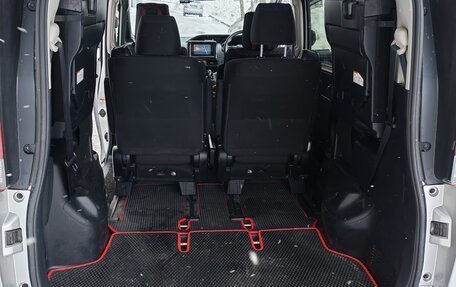 Toyota Noah III, 2016 год, 2 050 000 рублей, 14 фотография