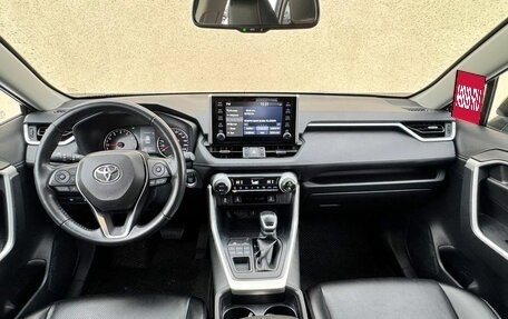 Toyota RAV4, 2021 год, 3 530 000 рублей, 9 фотография