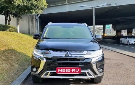 Mitsubishi Outlander III рестайлинг 3, 2021 год, 1 740 004 рублей, 2 фотография