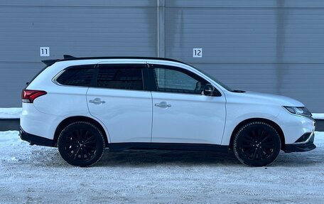 Mitsubishi Outlander III рестайлинг 3, 2022 год, 3 359 000 рублей, 4 фотография