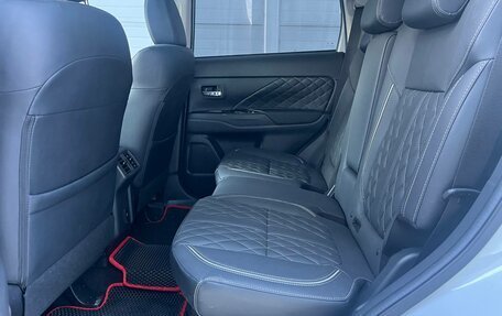 Mitsubishi Outlander III рестайлинг 3, 2022 год, 3 359 000 рублей, 11 фотография