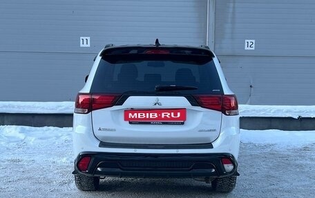 Mitsubishi Outlander III рестайлинг 3, 2022 год, 3 359 000 рублей, 6 фотография