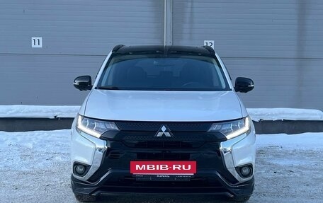 Mitsubishi Outlander III рестайлинг 3, 2022 год, 3 359 000 рублей, 2 фотография