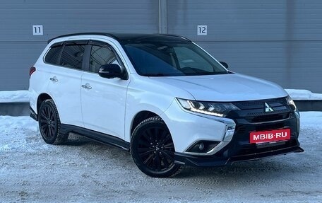 Mitsubishi Outlander III рестайлинг 3, 2022 год, 3 359 000 рублей, 3 фотография