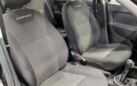 Renault Logan II, 2019 год, 1 240 000 рублей, 21 фотография