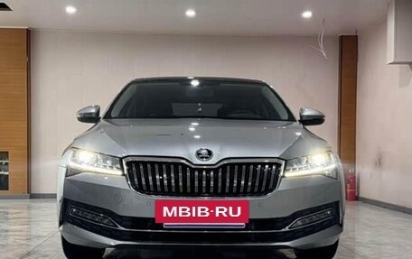 Skoda Superb III рестайлинг, 2023 год, 2 069 100 рублей, 2 фотография