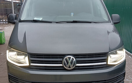 Volkswagen Multivan T6 рестайлинг, 2019 год, 3 800 000 рублей, 2 фотография