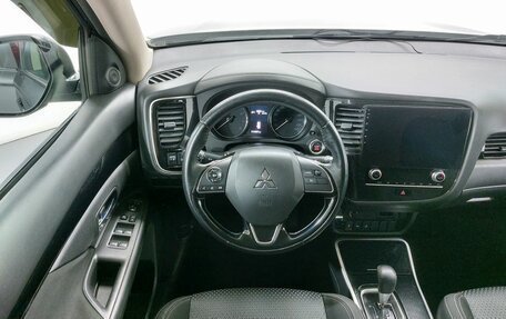 Mitsubishi Outlander III рестайлинг 3, 2020 год, 2 469 000 рублей, 11 фотография