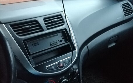 Hyundai Solaris II рестайлинг, 2013 год, 1 100 000 рублей, 10 фотография