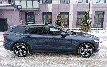 Volvo V60 Cross Country II, 2021 год, 4 000 000 рублей, 3 фотография