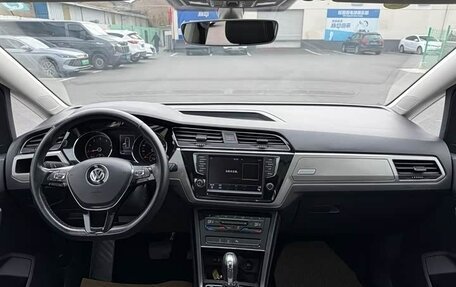 Volkswagen Touran III, 2021 год, 1 725 000 рублей, 10 фотография