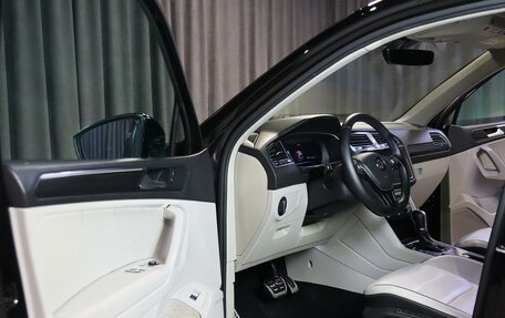 Volkswagen Tiguan II, 2018 год, 2 399 000 рублей, 10 фотография