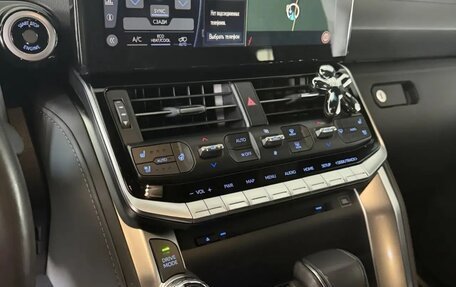 Toyota Land Cruiser, 2023 год, 10 000 000 рублей, 6 фотография