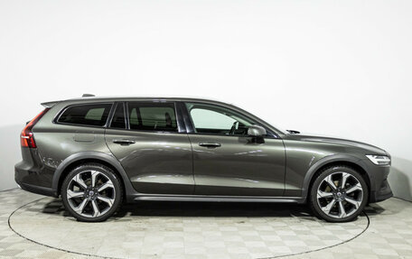 Volvo V60 Cross Country II, 2019 год, 3 299 700 рублей, 4 фотография