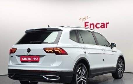 Volkswagen Tiguan II, 2022 год, 2 690 000 рублей, 2 фотография