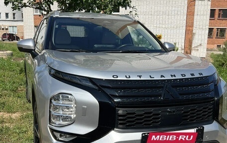 Mitsubishi Outlander, 2022 год, 2 600 000 рублей, 2 фотография