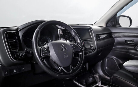 Mitsubishi Outlander III рестайлинг 3, 2018 год, 2 200 000 рублей, 7 фотография