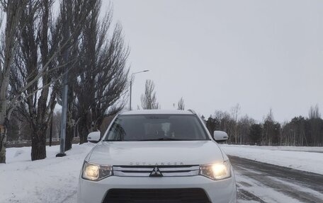 Mitsubishi Outlander III рестайлинг 3, 2014 год, 1 700 000 рублей, 2 фотография