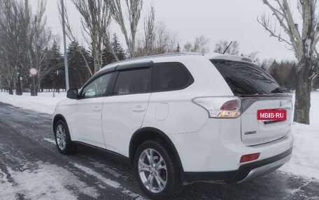 Mitsubishi Outlander III рестайлинг 3, 2014 год, 1 700 000 рублей, 10 фотография