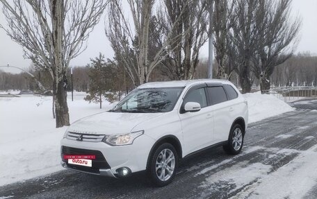 Mitsubishi Outlander III рестайлинг 3, 2014 год, 1 700 000 рублей, 3 фотография