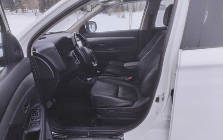 Mitsubishi Outlander III рестайлинг 3, 2014 год, 1 700 000 рублей, 16 фотография