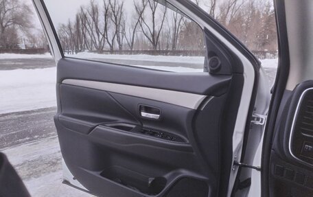 Mitsubishi Outlander III рестайлинг 3, 2014 год, 1 700 000 рублей, 18 фотография