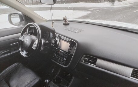 Mitsubishi Outlander III рестайлинг 3, 2014 год, 1 700 000 рублей, 27 фотография