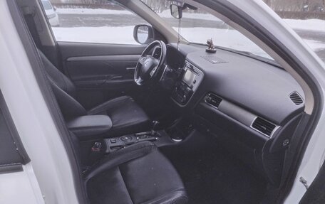 Mitsubishi Outlander III рестайлинг 3, 2014 год, 1 700 000 рублей, 25 фотография