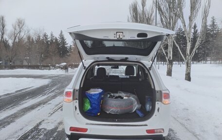 Mitsubishi Outlander III рестайлинг 3, 2014 год, 1 700 000 рублей, 28 фотография