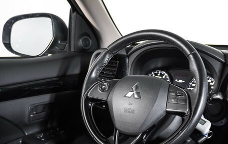 Mitsubishi Outlander III рестайлинг 3, 2019 год, 2 199 000 рублей, 16 фотография