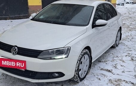 Volkswagen Jetta VI, 2013 год, 990 000 рублей, 2 фотография