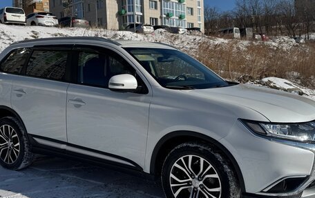 Mitsubishi Outlander III рестайлинг 3, 2017 год, 2 050 000 рублей, 2 фотография