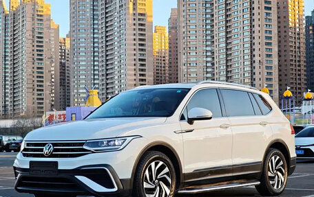 Volkswagen Tiguan II, 2022 год, 2 200 001 рублей, 1 фотография