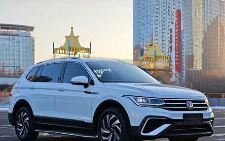 Volkswagen Tiguan II, 2022 год, 2 200 001 рублей, 3 фотография