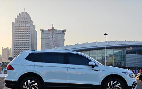 Volkswagen Tiguan II, 2022 год, 2 200 001 рублей, 4 фотография