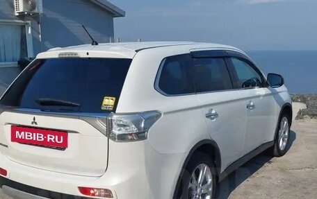 Mitsubishi Outlander III рестайлинг 3, 2014 год, 1 630 000 рублей, 6 фотография