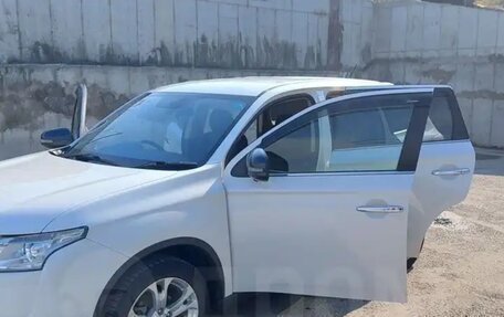 Mitsubishi Outlander III рестайлинг 3, 2014 год, 1 630 000 рублей, 8 фотография