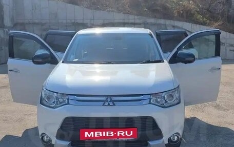 Mitsubishi Outlander III рестайлинг 3, 2014 год, 1 630 000 рублей, 7 фотография