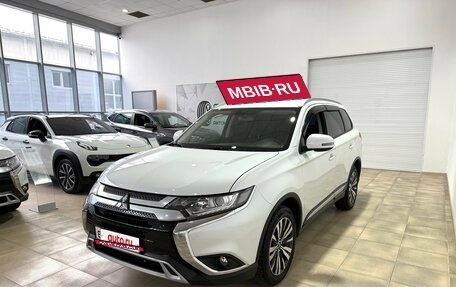 Mitsubishi Outlander III рестайлинг 3, 2018 год, 2 000 000 рублей, 1 фотография