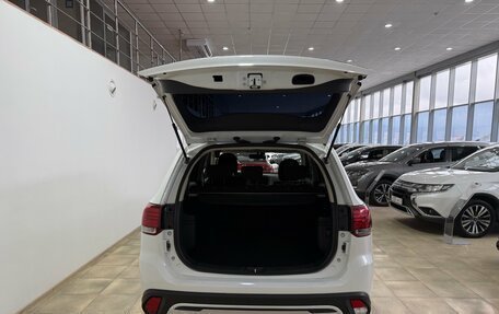 Mitsubishi Outlander III рестайлинг 3, 2018 год, 2 000 000 рублей, 7 фотография