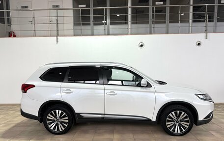 Mitsubishi Outlander III рестайлинг 3, 2018 год, 2 000 000 рублей, 9 фотография