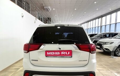 Mitsubishi Outlander III рестайлинг 3, 2018 год, 2 000 000 рублей, 6 фотография