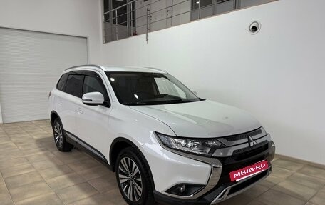 Mitsubishi Outlander III рестайлинг 3, 2018 год, 2 000 000 рублей, 2 фотография