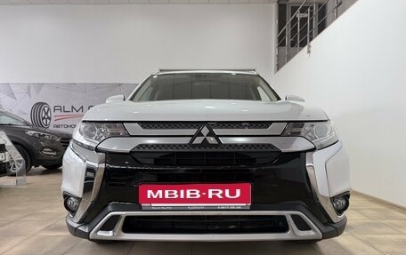 Mitsubishi Outlander III рестайлинг 3, 2018 год, 2 000 000 рублей, 10 фотография