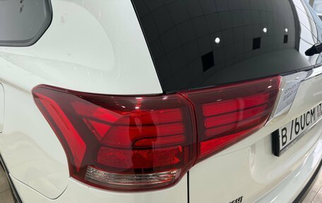 Mitsubishi Outlander III рестайлинг 3, 2018 год, 2 000 000 рублей, 13 фотография